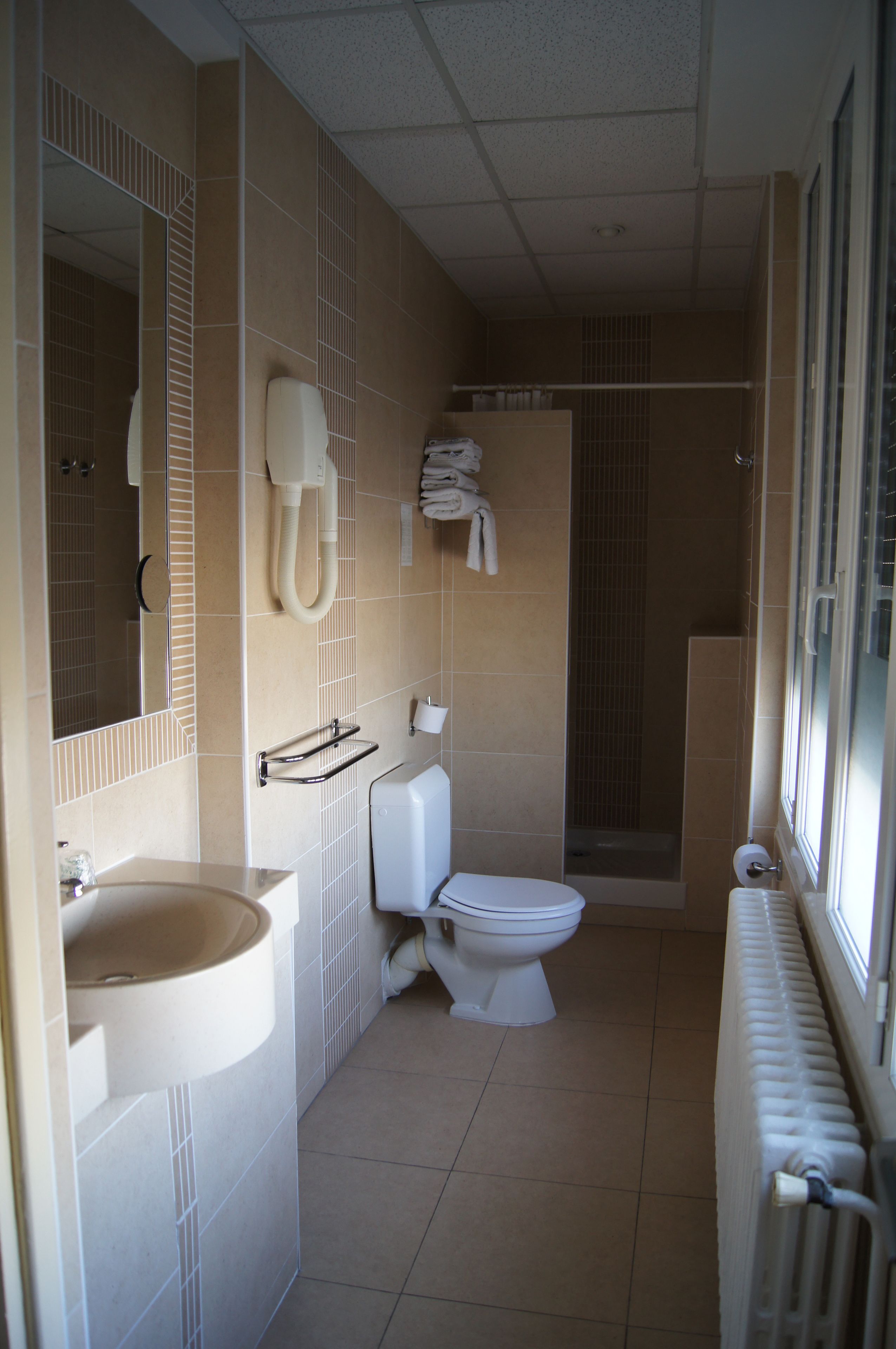 quadruple room | bathroom | combined shower/bathtub, free toiletries, hair dryer, towels