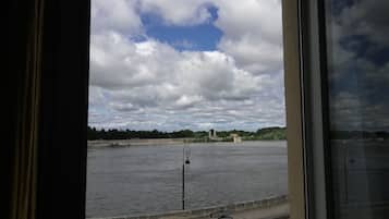 Habitación doble superior, vista al río | Vista al agua