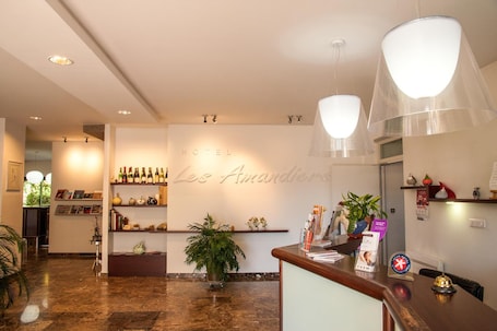 Bar (en la propiedad). Hôtel Les Amandiers