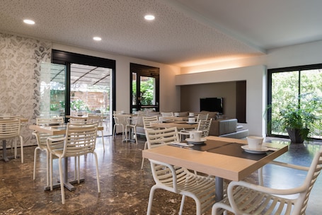 Desayuno buffet todos los días (con cargo). Hôtel Les Amandiers