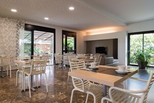 Desayuno buffet todos los días (con cargo)