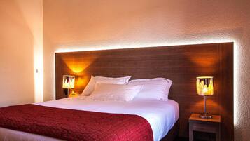 Escritorio, tabla de planchar con plancha, wifi gratis y ropa de cama