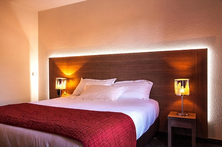 Escritorio, tabla de planchar con plancha, wifi gratis y ropa de cama . Hôtel Les Amandiers