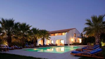 Voorkant accommodatie - avond/nacht