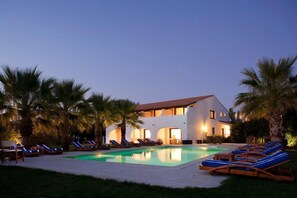 Front of property - evening/night - Mangio Fango Hotel et Spa (Saintes-Maries-de-la-Mer)