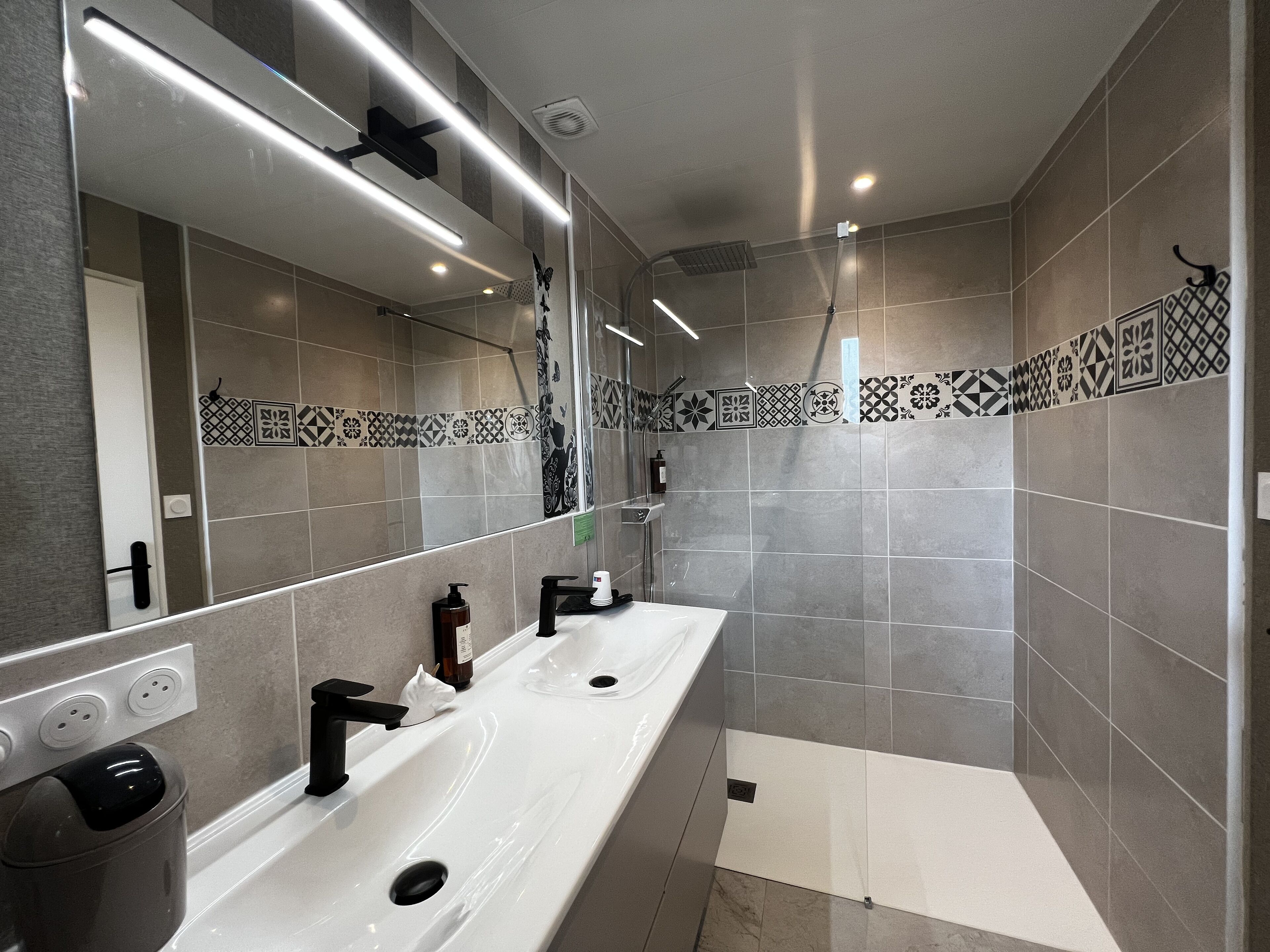 superior quadruple room | bathroom | towels