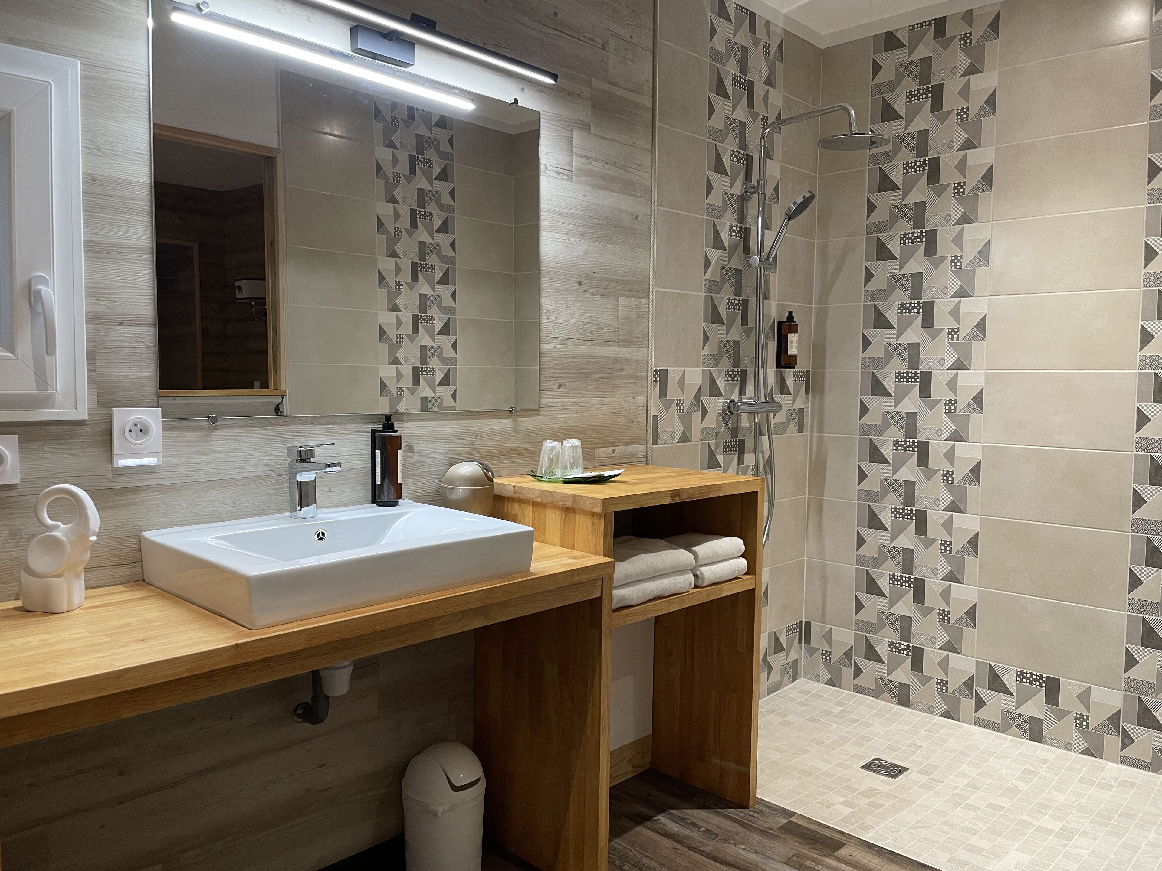 standard quadruple room | bathroom | towels