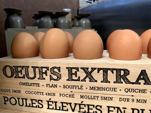 A wooden sign with eggs and breakfast items listed, including omelette, flan, soufflé, meringue, and quiche. - Domaine de Roullet (Roullet-Saint-Estephe)
