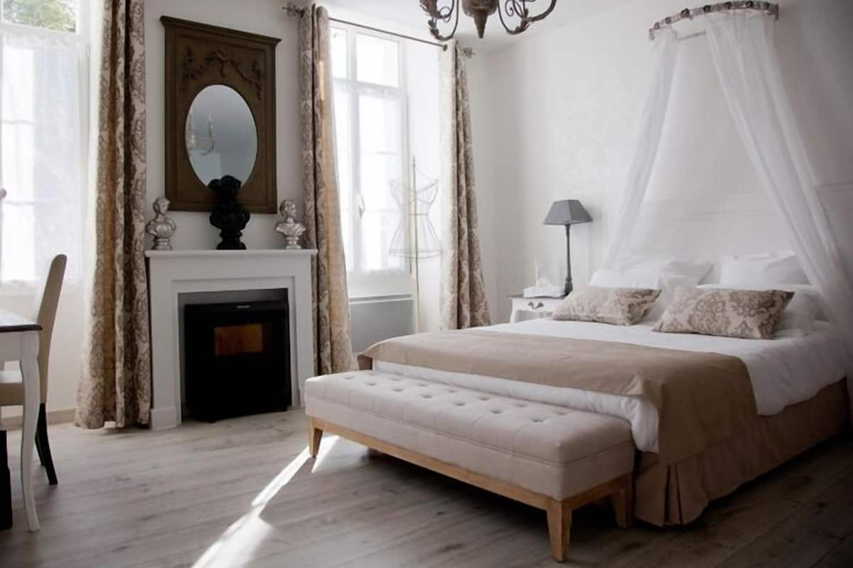 Romantic Suite, Bathtub | 1 bedroom, premium bedding, in-room safe, individually decorated