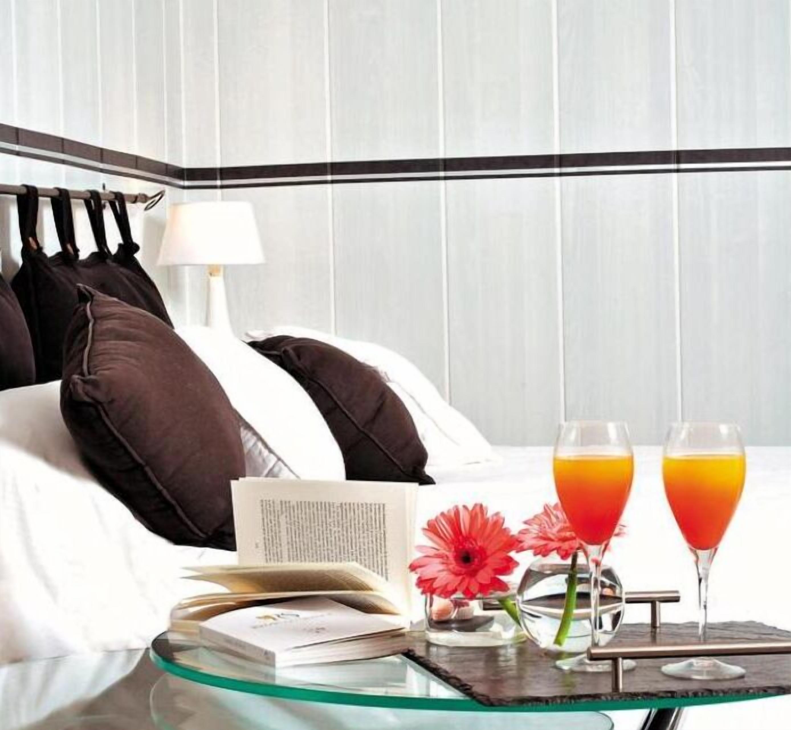 Premium bedding, in-room safe, individually decorated