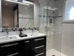 Superior-Dreibettzimmer | Badezimmer | Handtücher
