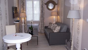 Suite Romantique, baignoire | Coin séjour | Télévision de 85 cm avec chaßnes numériques