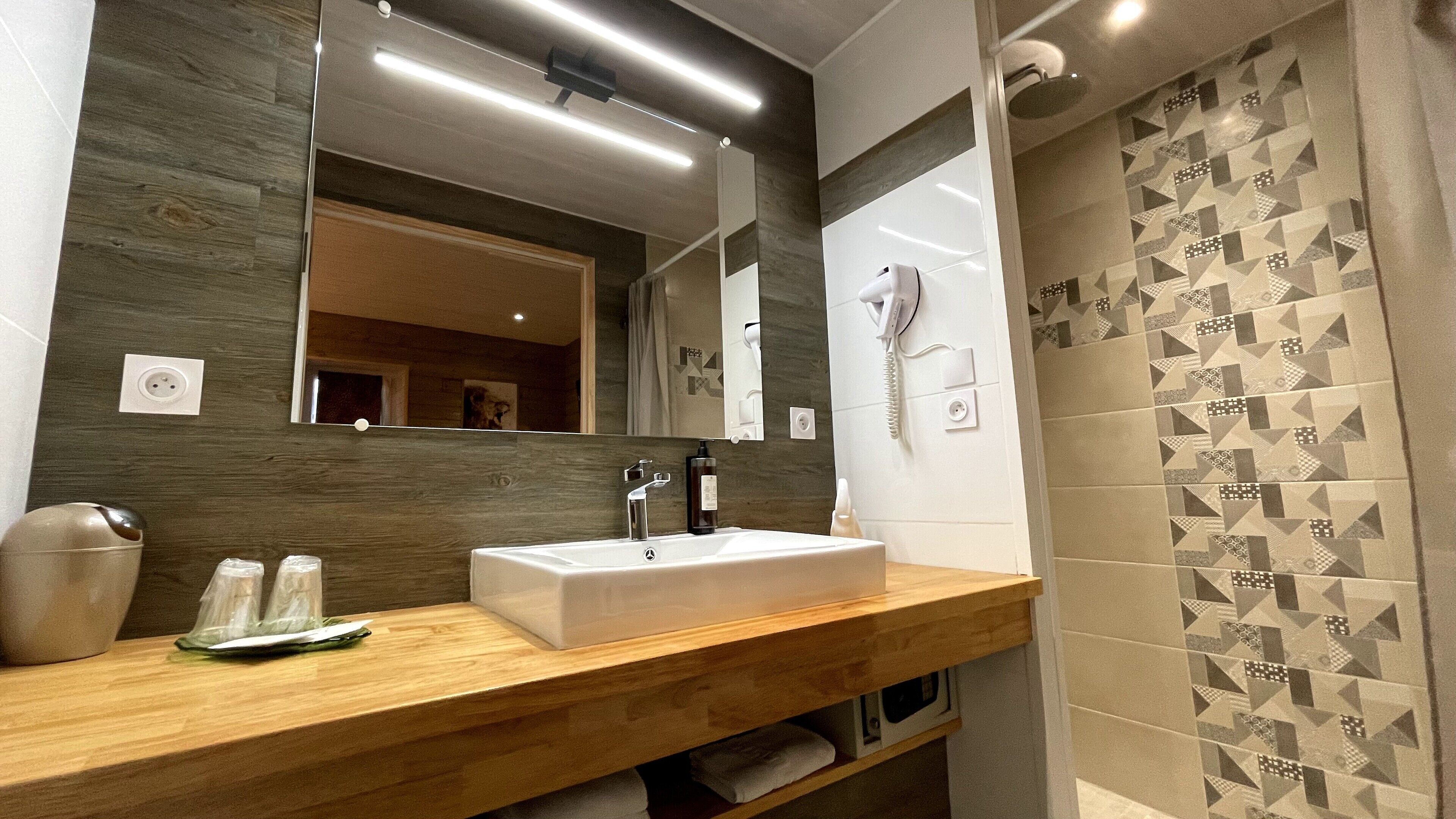 standard double room | bathroom | towels