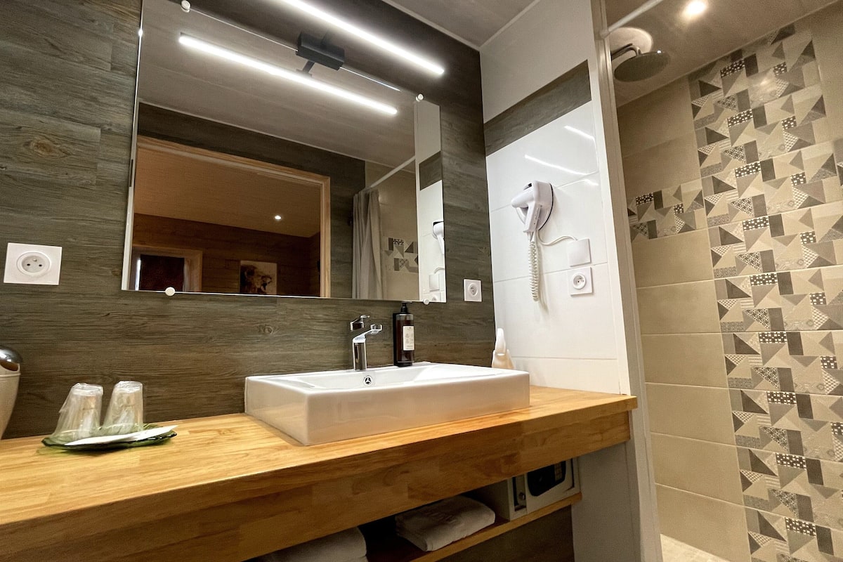 standard double room | bathroom | towels