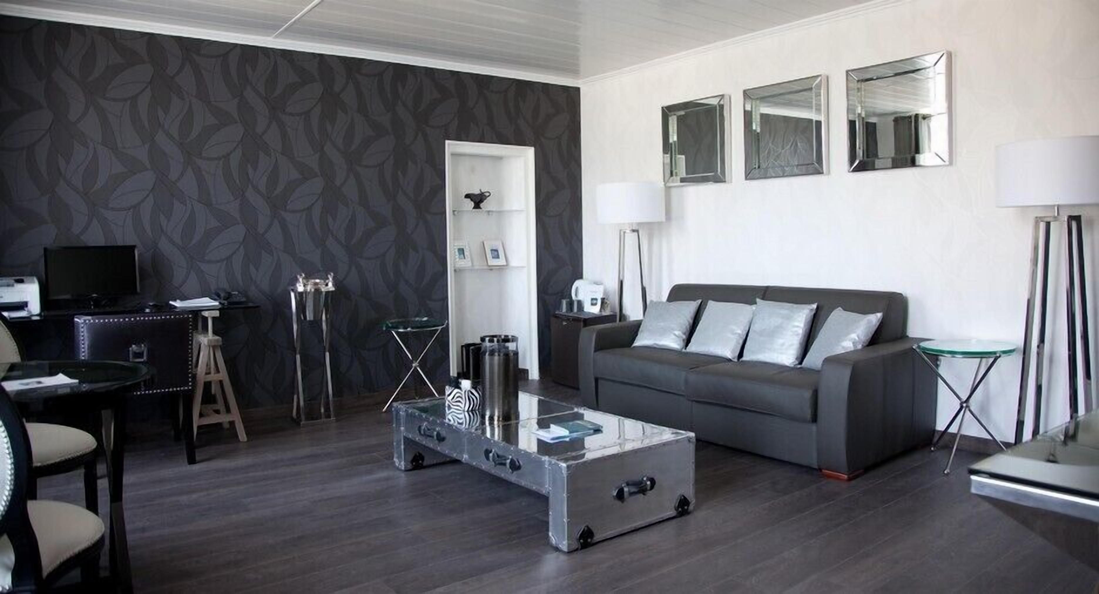 design suite, bathtub | 1 bedroom, premium bedding, in-room safe, individually decorated