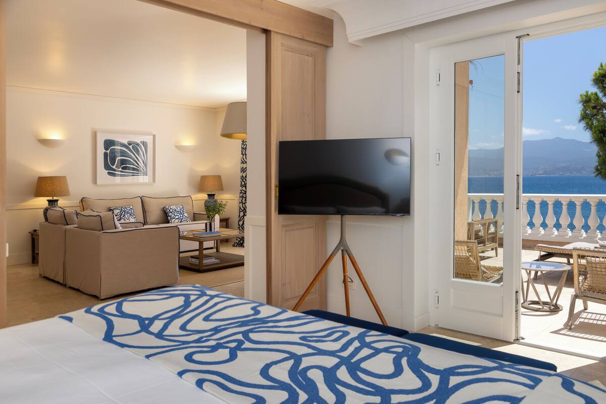 Suite Deluxe - étage, salon et grande terrasse vue mer | Sengetøy av topp kvalitet, minibar, safe på rommet og skrivebord