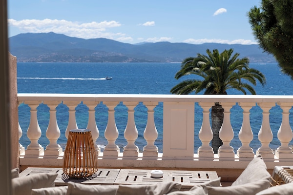 Suite Deluxe - étage, salon et grande terrasse vue mer | Roupas de cama premium, frigobar, cofres nos quartos