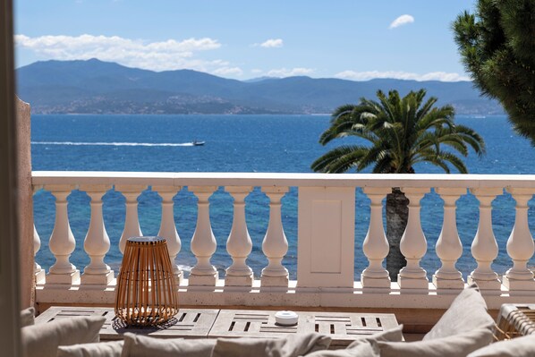 Suite Deluxe - étage, salon et grande terrasse vue mer | Ropa de cama de alta calidad y minibar 