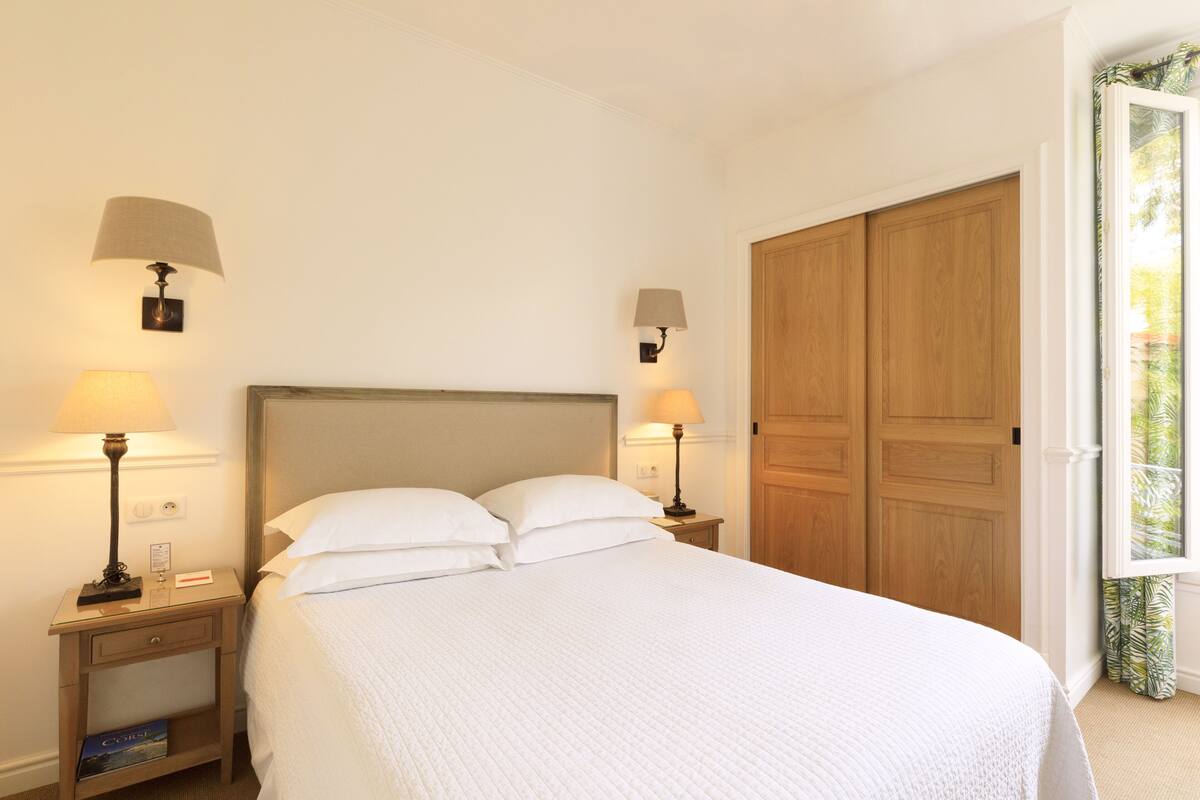 Sengetøy av topp kvalitet, minibar, safe på rommet og skrivebord