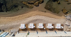 Playa privada, playa de arena blanca, camastros y sombrillas 
