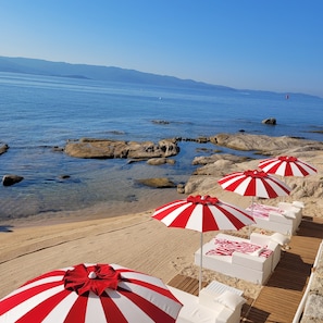 Playa privada, arena blanca, tumbonas y sombrillas