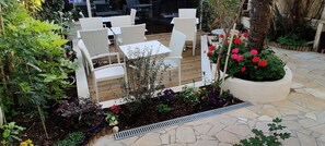 Terrace/patio - Logis Hotel Les Bleuets (Royan)