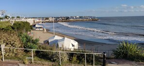 On the beach, white sand, sun loungers, beach umbrellas - Logis Hotel Les Bleuets (Royan)