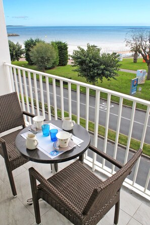 Superior Triple Room, Sea View | Balcony view - Logis Hotel Les Bleuets (Royan)