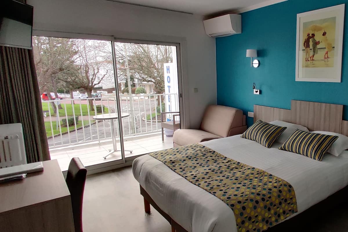 Ropa de cama de alta calidad y escritorio