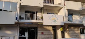 Front of property - Logis Hotel Les Bleuets (Royan)