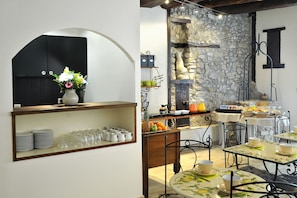 Daily buffet breakfast (EUR 9.9 per person) - Châteaux et Demeures Vallée De L'arc (Trets)