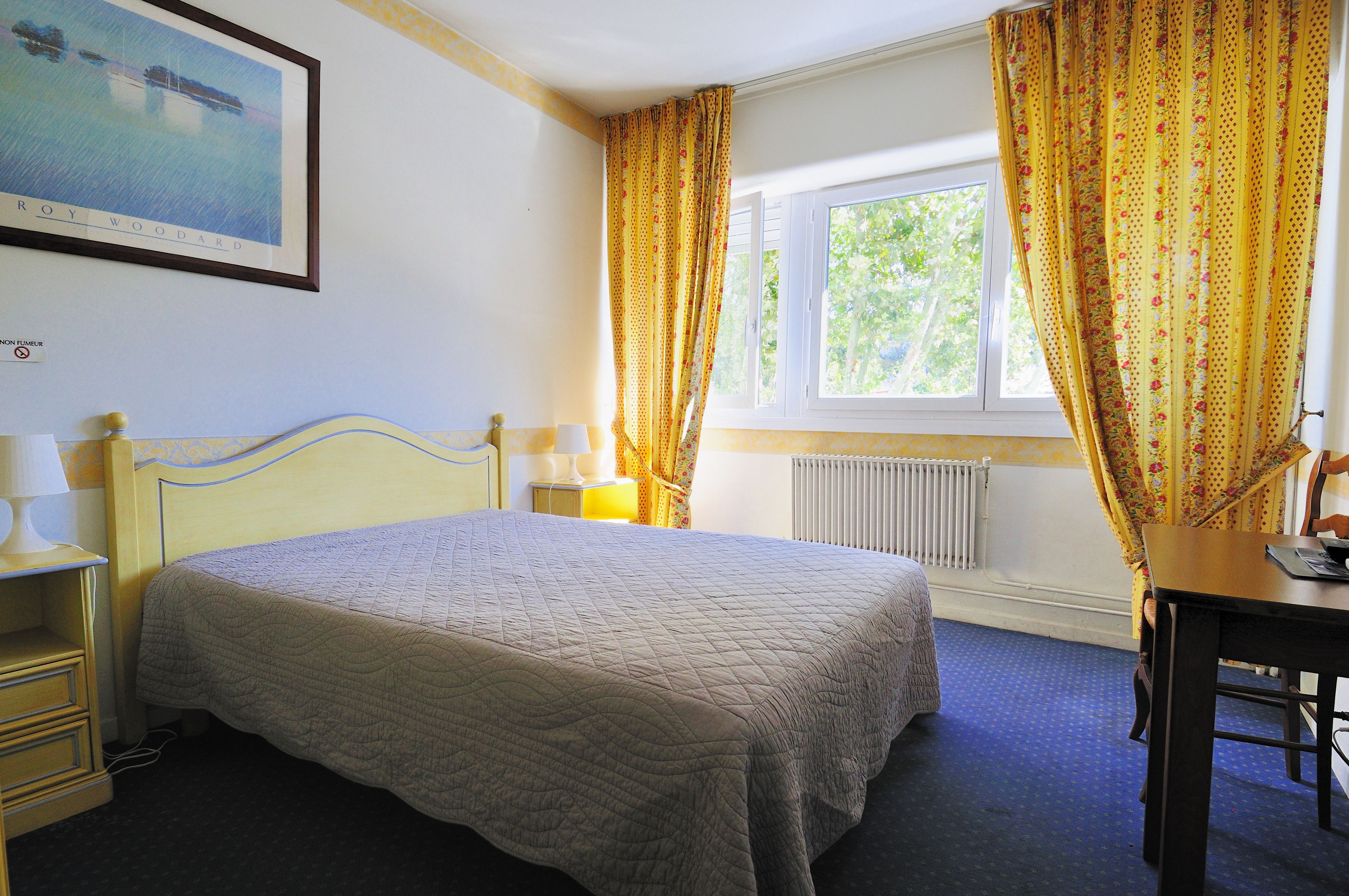 single room | premium bedding, desk, soundproofing, free wifi