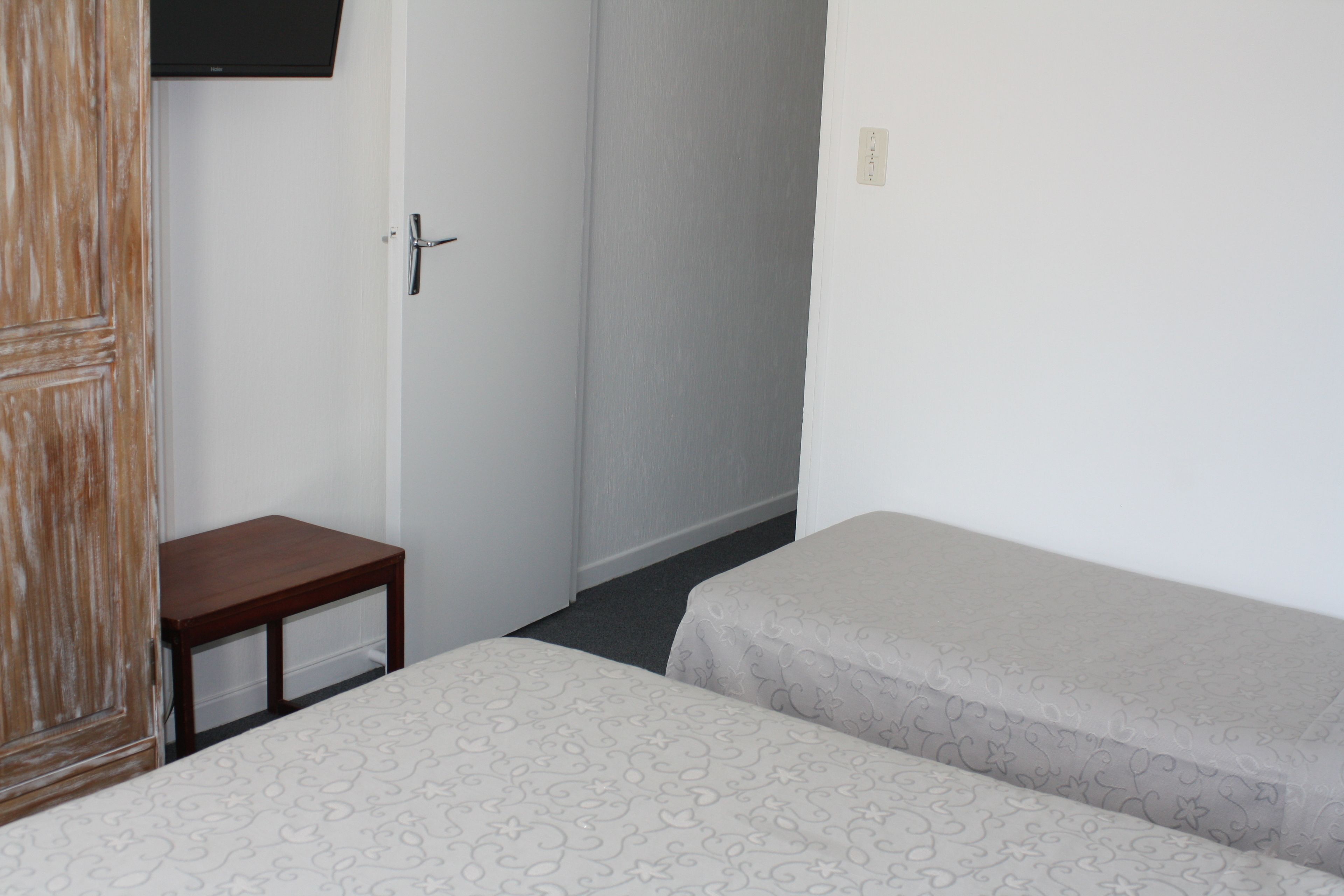 triple room | premium bedding, desk, soundproofing, free wifi