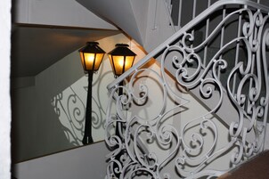 Une balustrade en fer forgé blanc, ornée de motifs complexes.