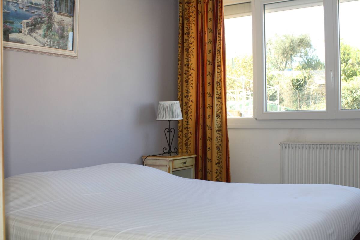 Double Room | Premium bedding, desk, soundproofing, WiFi (free)
