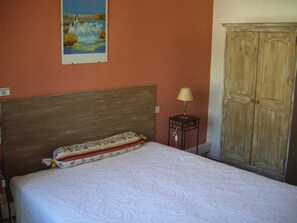 Premium bedding, desk, soundproofing, free WiFi