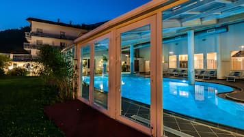 Indoor pool, sun loungers