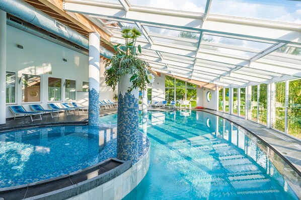 Piscine couverte, chaises longues