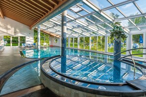 Innendørsbasseng og solsenger