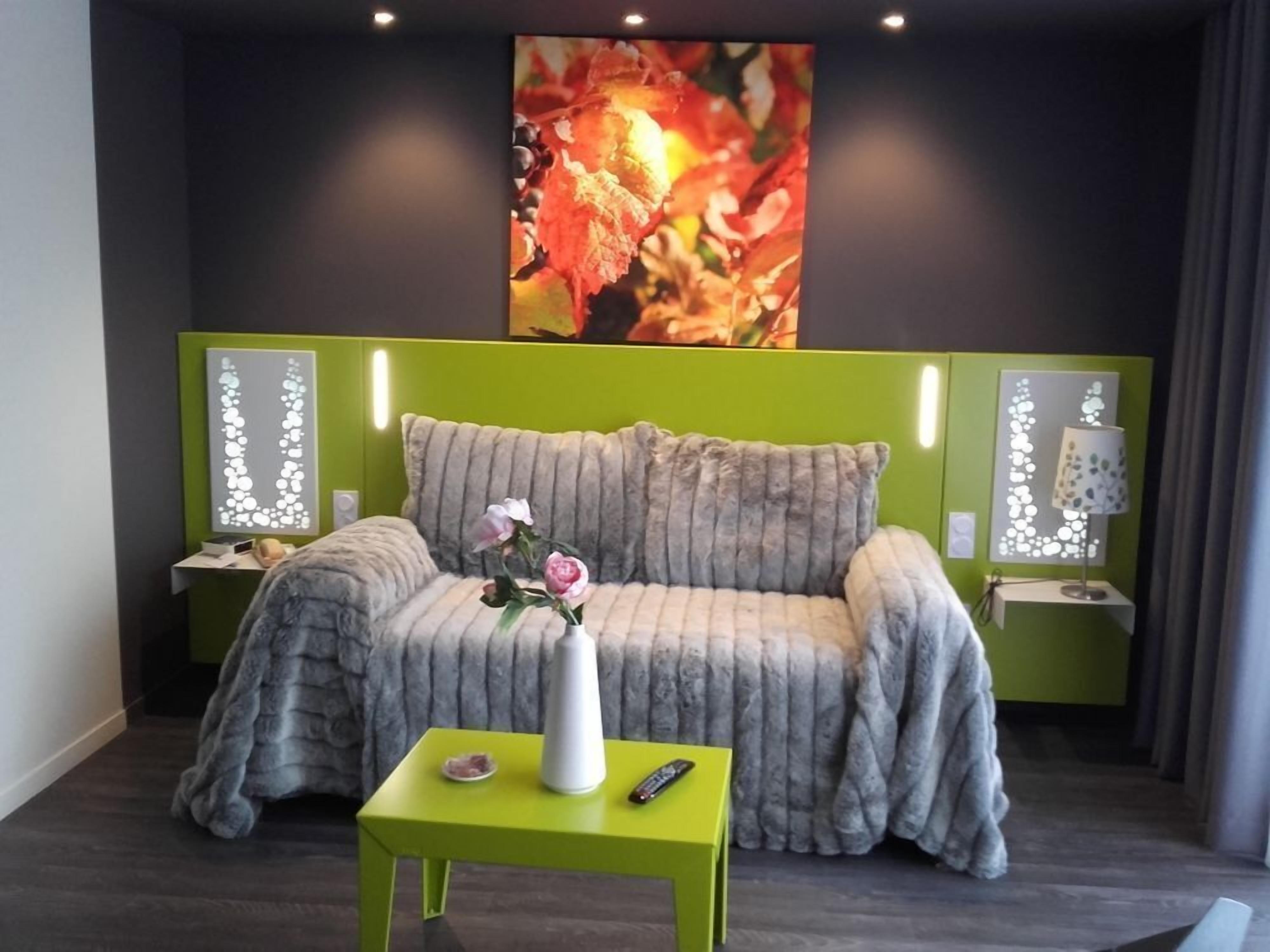 family room, non smoking | in-room safe, individually decorated, individually furnished