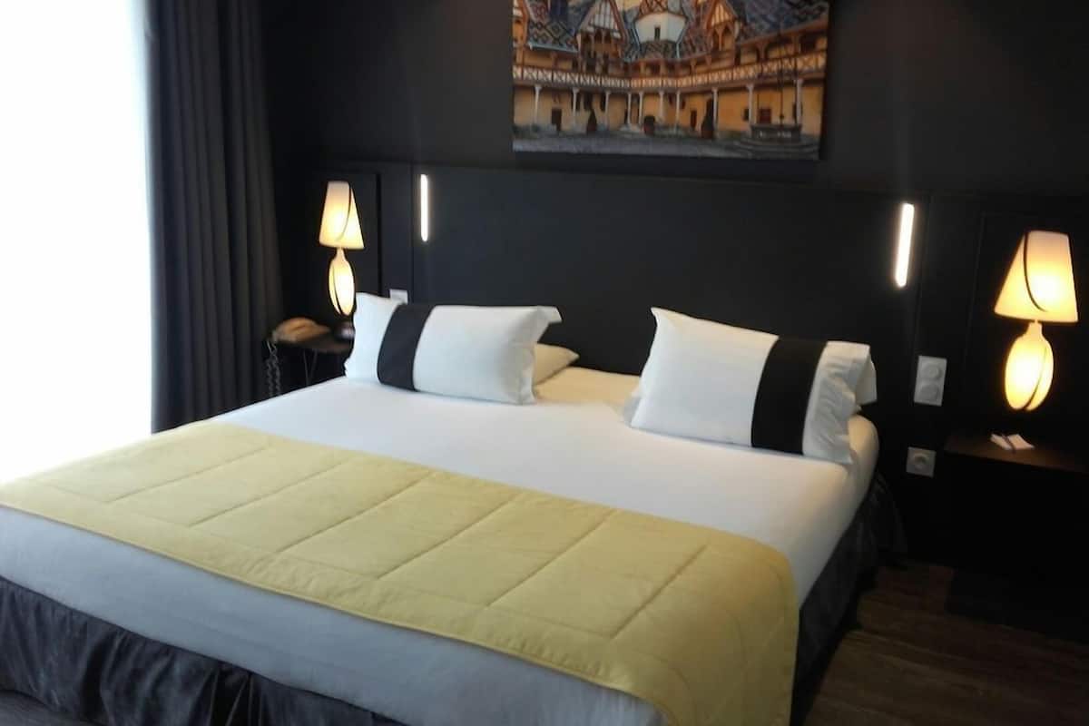 suite, non smoking | in-room safe, individually decorated, individually furnished