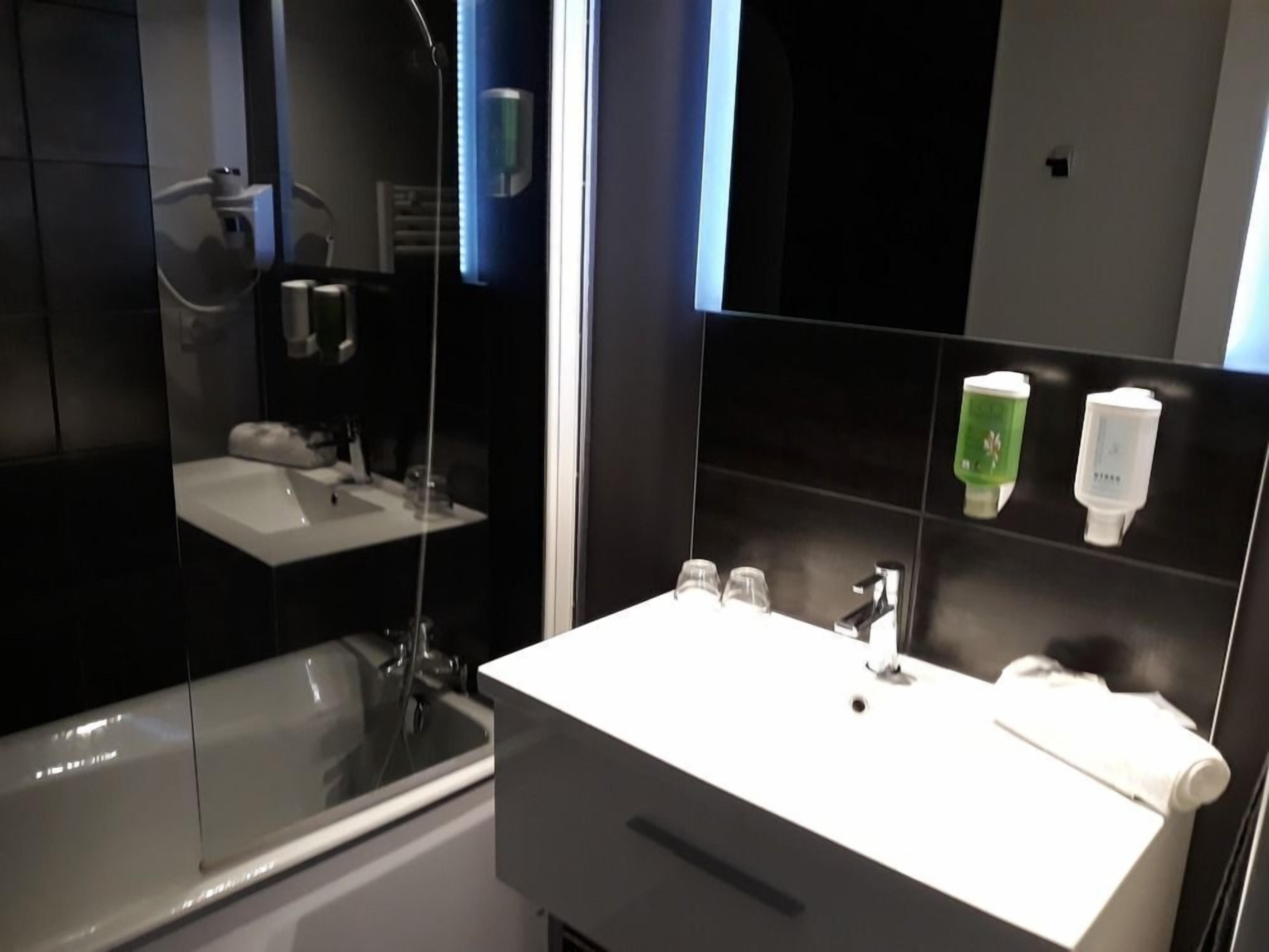 superior double or twin room, non smoking | bathroom sink