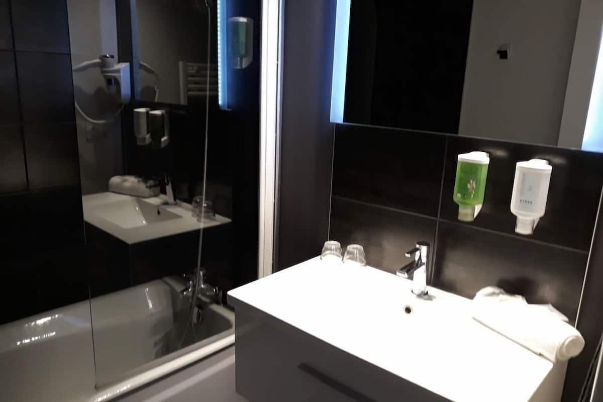 superior double or twin room, non smoking | bathroom sink