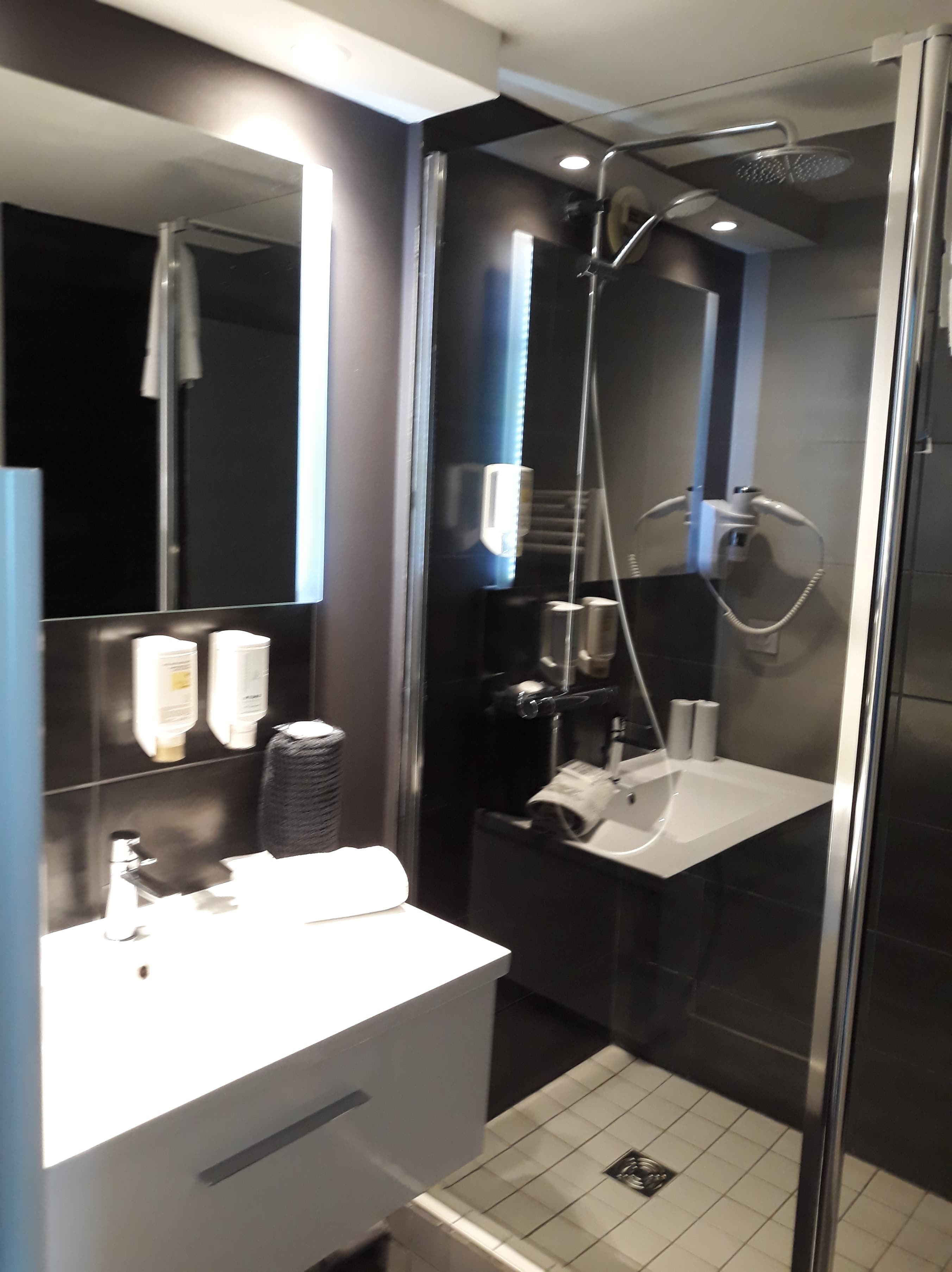 superior double or twin room, non smoking | bathroom | free toiletries, hair dryer, towels