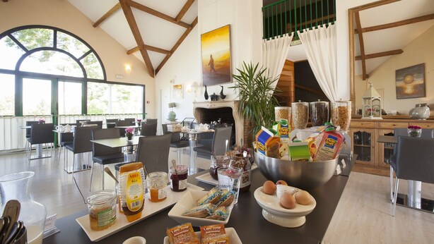 Un bufé de desayuno con diferentes alimentos y salsas.