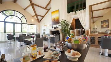Petit déjeuner buffet (18 EUR par personne)