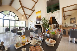Um buffet de café da manhã com diversos alimentos e acompanhamentos.