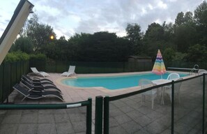 Seasonal outdoor pool, pool umbrellas, sun loungers - Golf Hotel Colvert (Levernois)