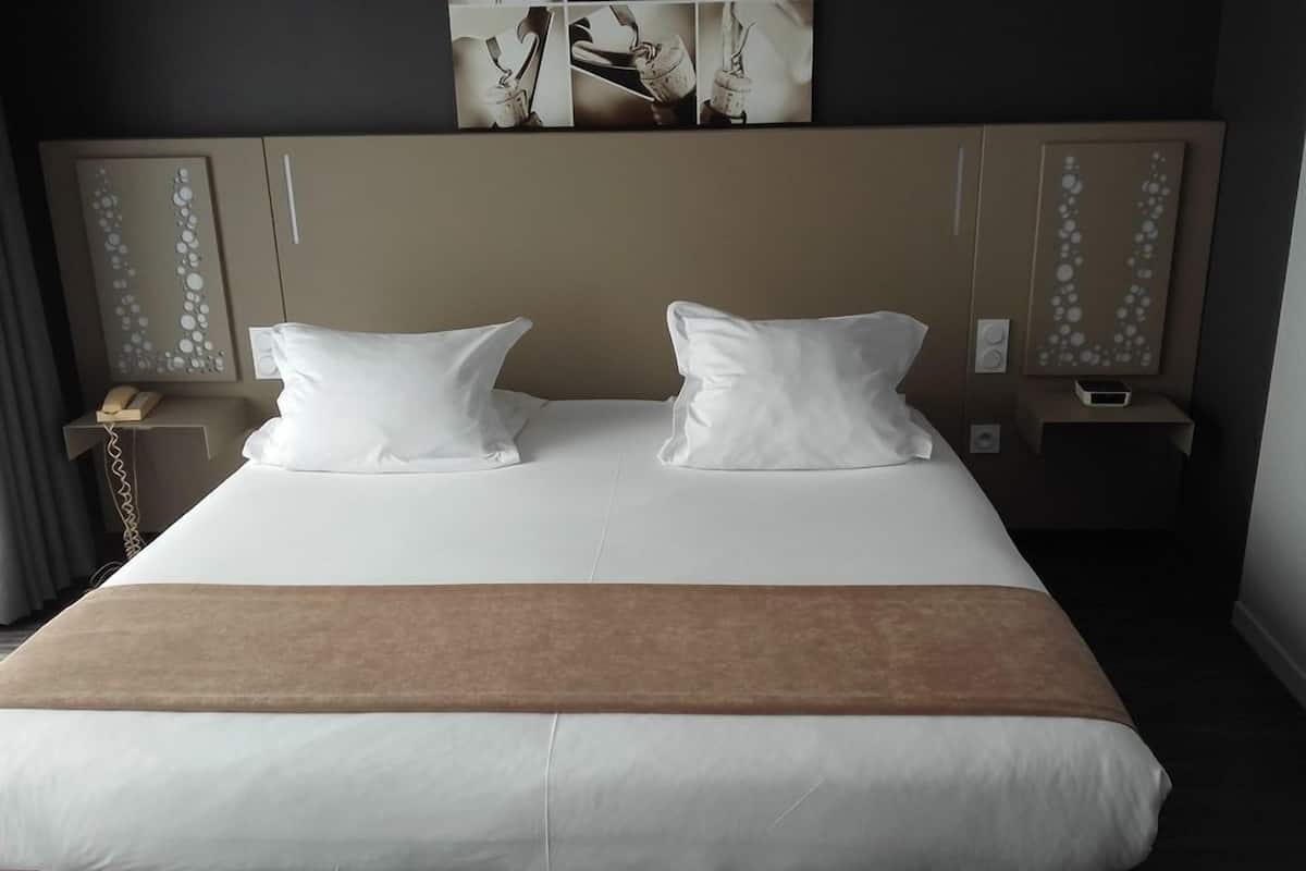 Superior Double or Twin Room, Non Smoking | In-room safe, individually decorated, individually furnished
