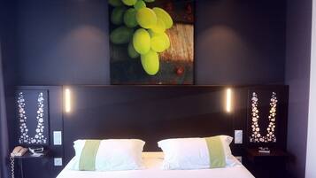 Habitación doble, para no fumadores, vista al campo de golf | Caja de seguridad en la habitación y decoración personalizada